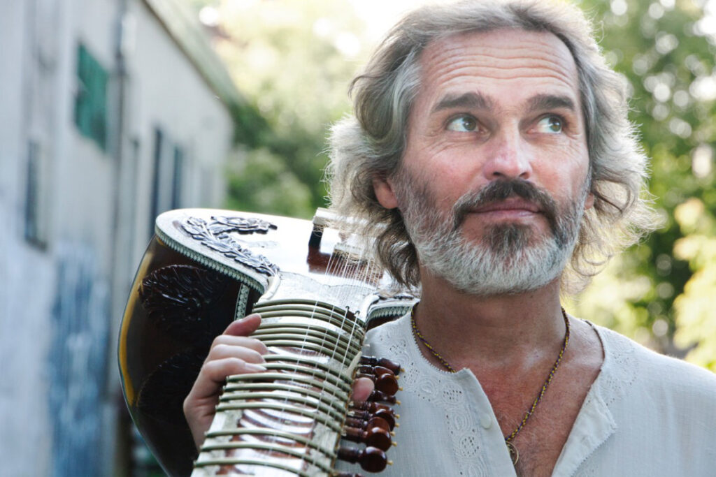 Uwe Neumann - Sitar on shoulder